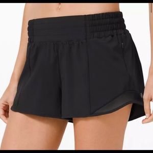 Lululemon Black Hotty Hot Short 2.5”